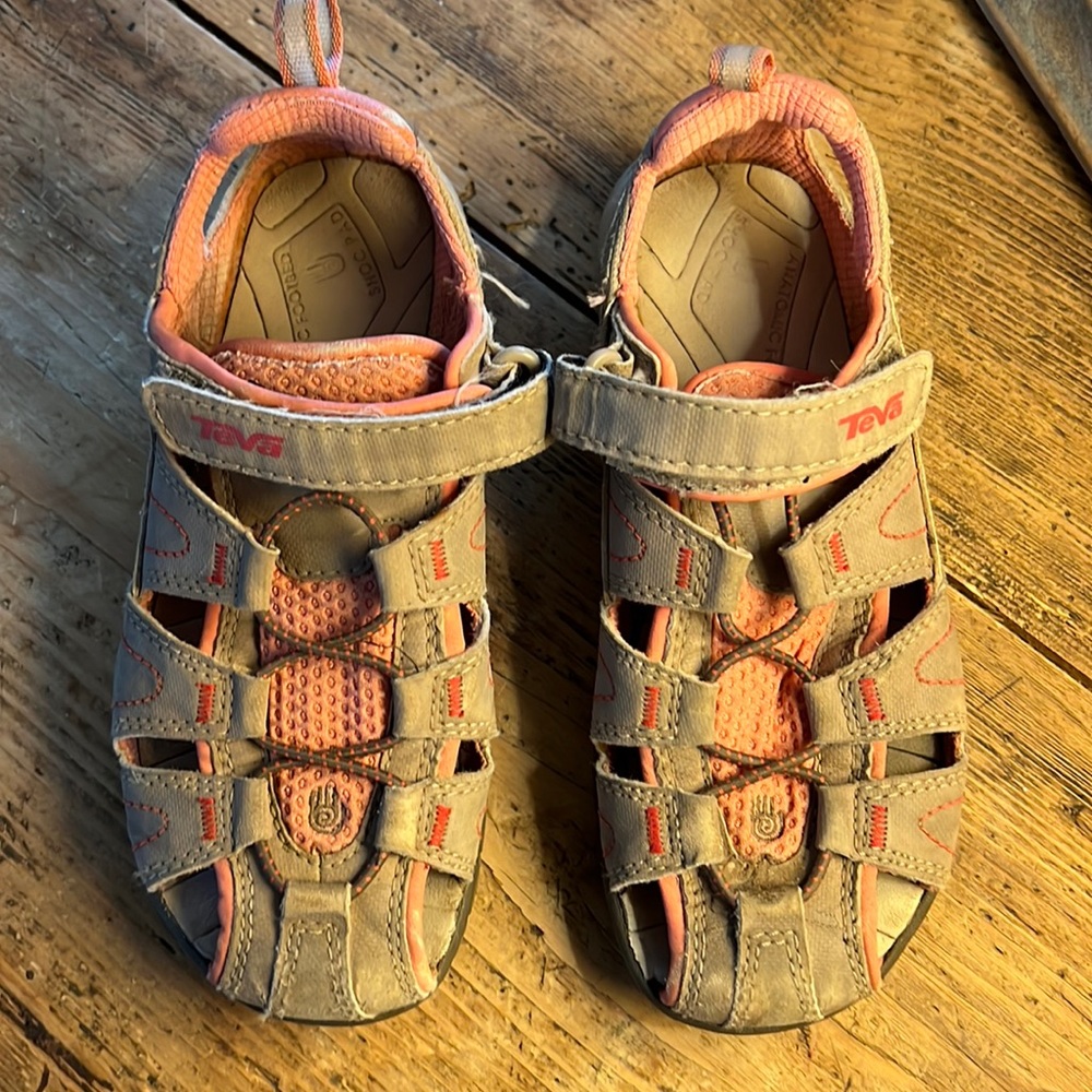 Girls Teva water sandals shoes. Pink and grey.
